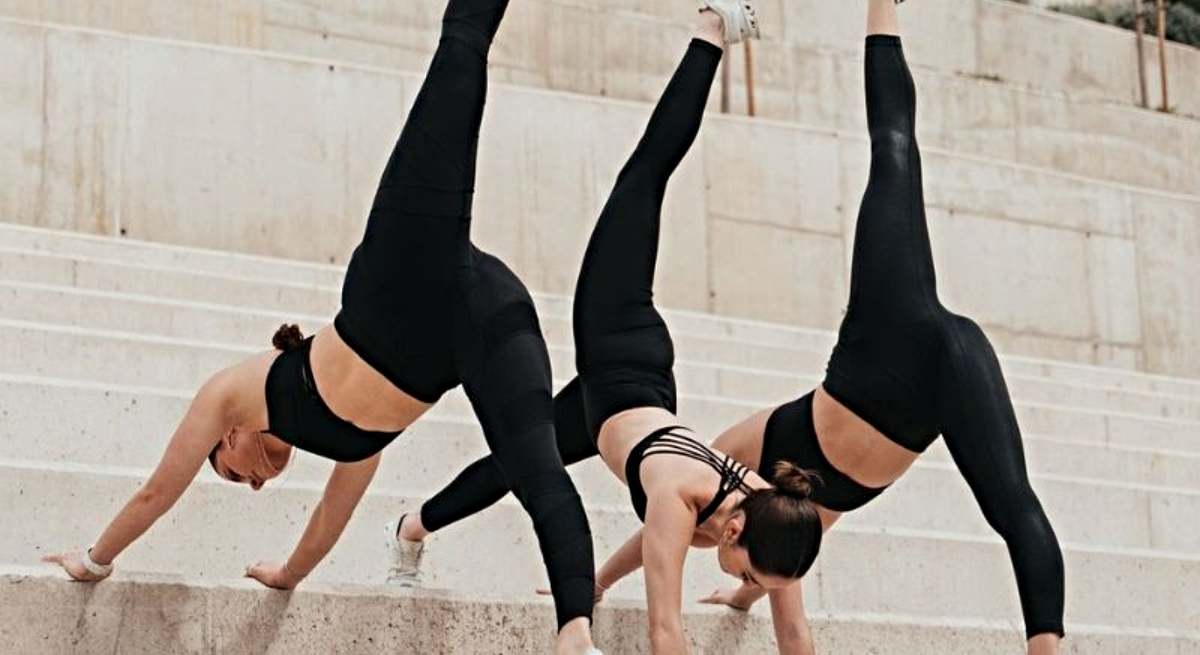 Tres mujeres en un gimnasio