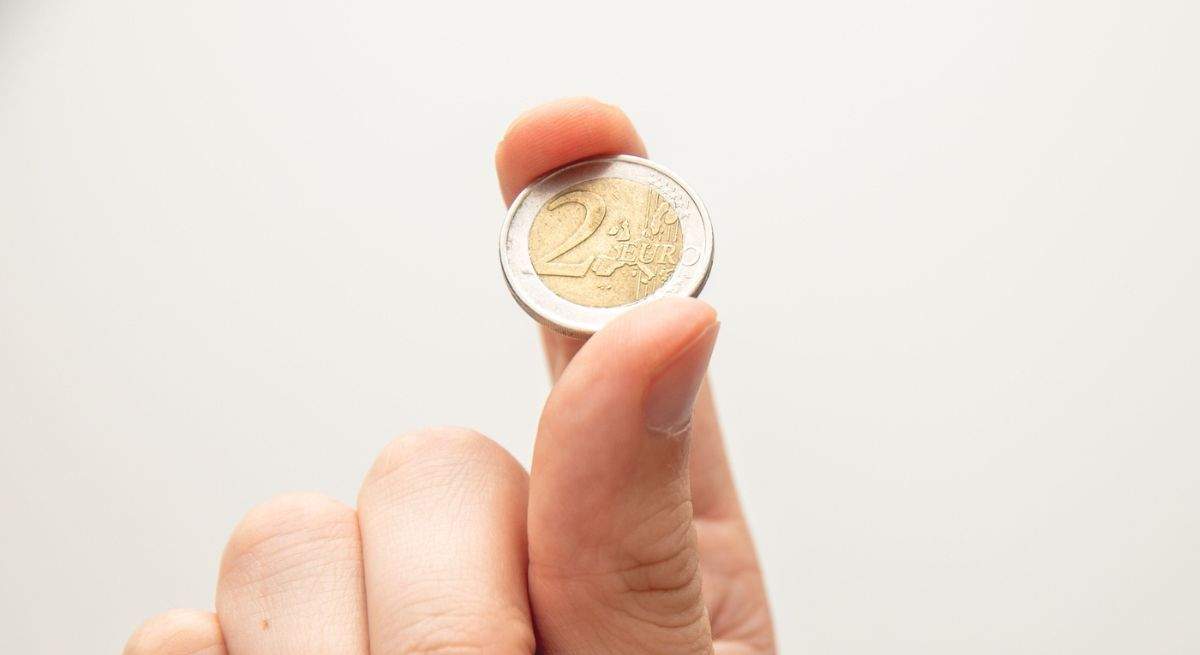 2-euros-sanchez-dreamstime.jpg