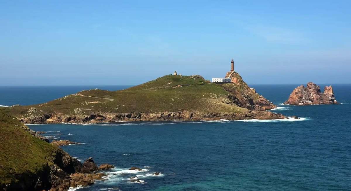 Paraje marítimo de la comunidad gallega con faro al fondo.