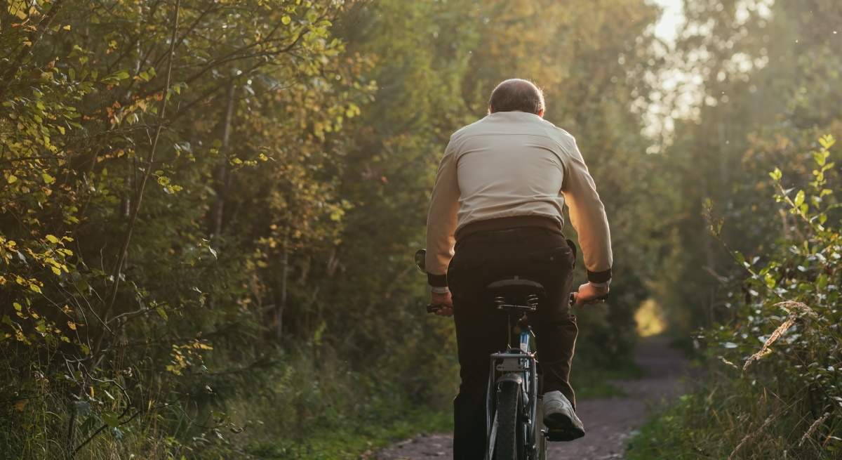 jubilado-bicicleta-espaldas-dreamstime.jpg