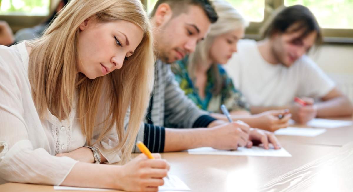 estudiantesdandoexamen.jpg