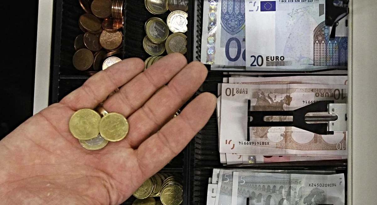 Una caja con dinero en efectivo