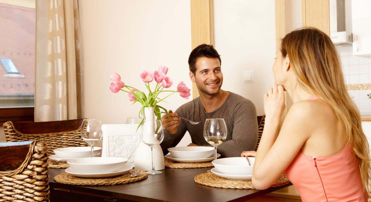 Una pareja cena salmón plácidamente en su casa