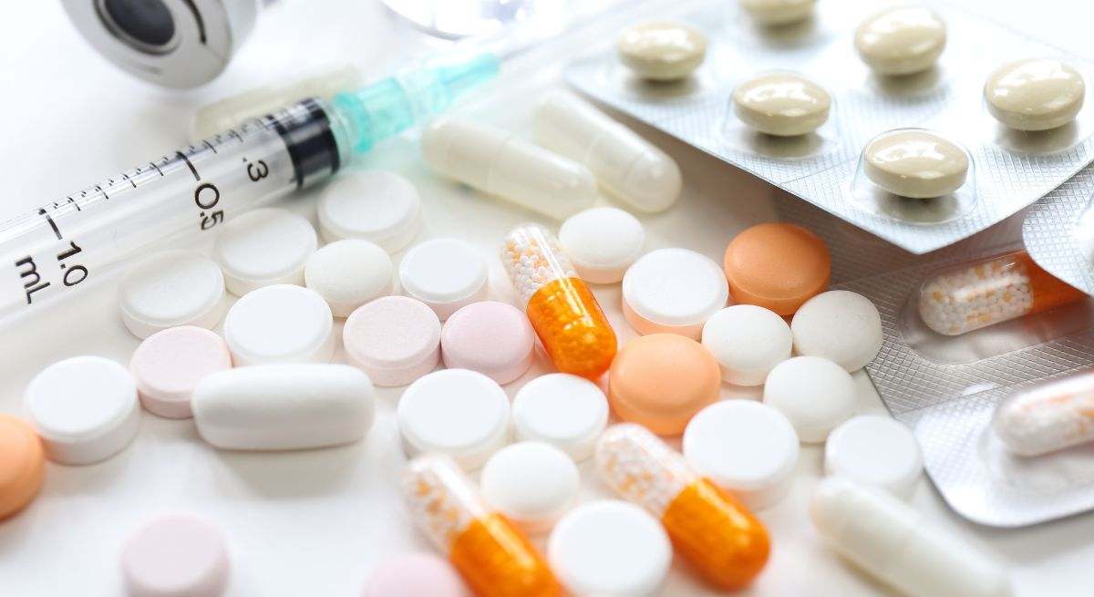 Varios medicamentos juntos, sobre la mesa de una farmacia