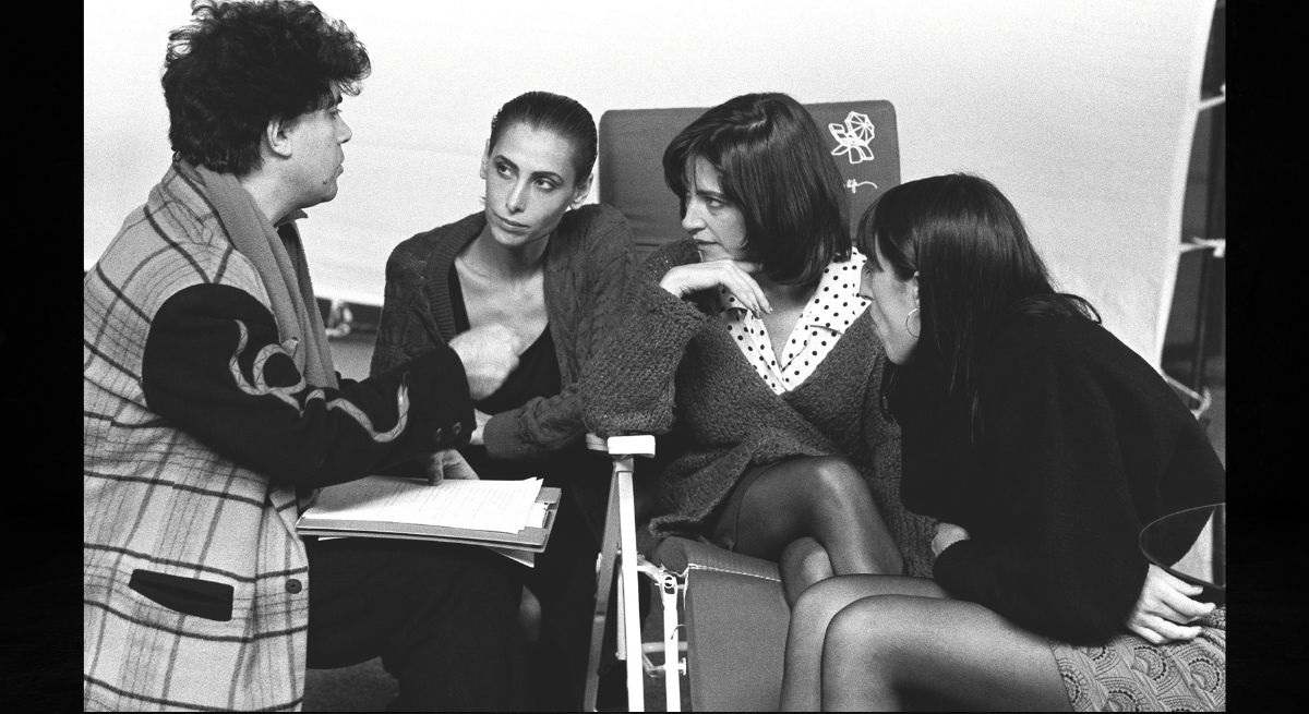 10. Pedro Almodóvar con las actrices María Barranco, Carmen Maura y Rossy de Palma. Madrid, 1987