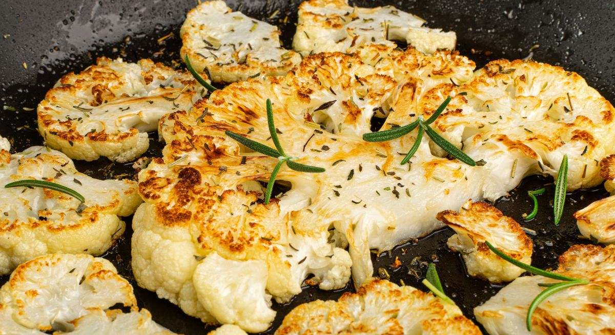 Coliflor frita en una bandeja de horno