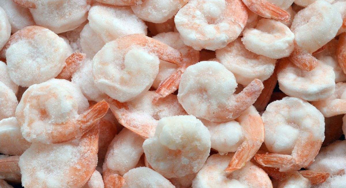 Montón de camarones congelados