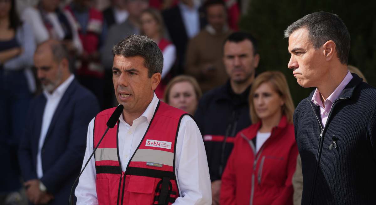 Carlos Mazón junto a Pedro Sánchez el pasado 31 de octubre de 2024, en L'Eliana, Valencia. / Jorge Gil (Europa Press)