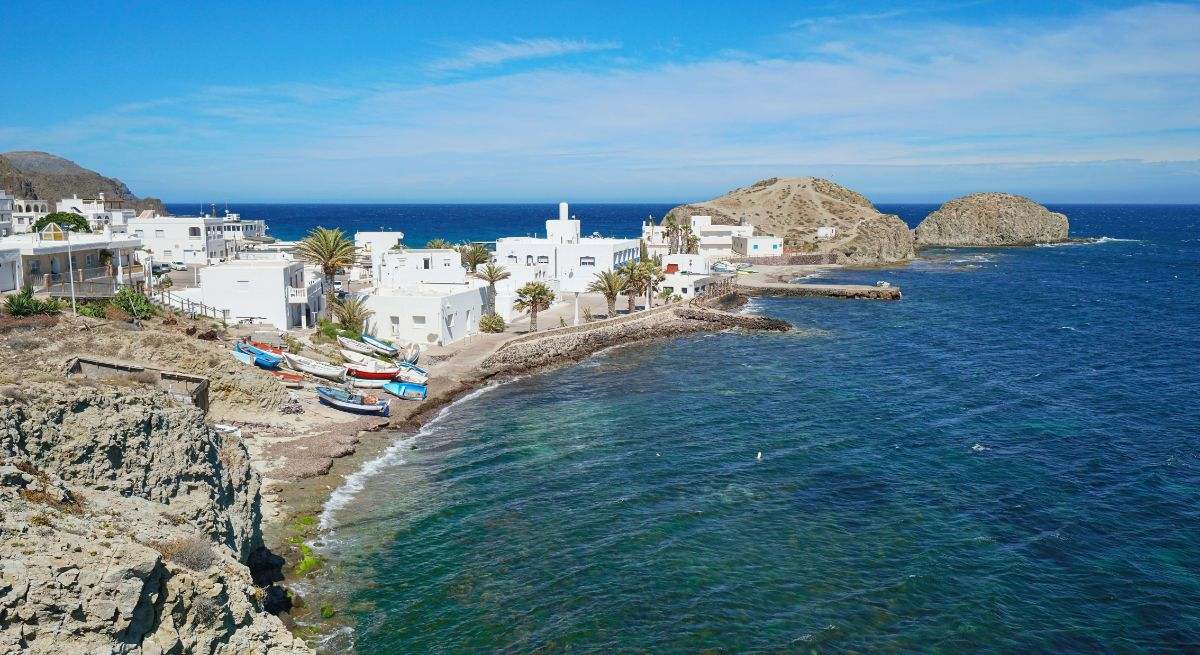 La zona de costa de Almería de la Isleta del Moro con casas blancas y aguas transparentes