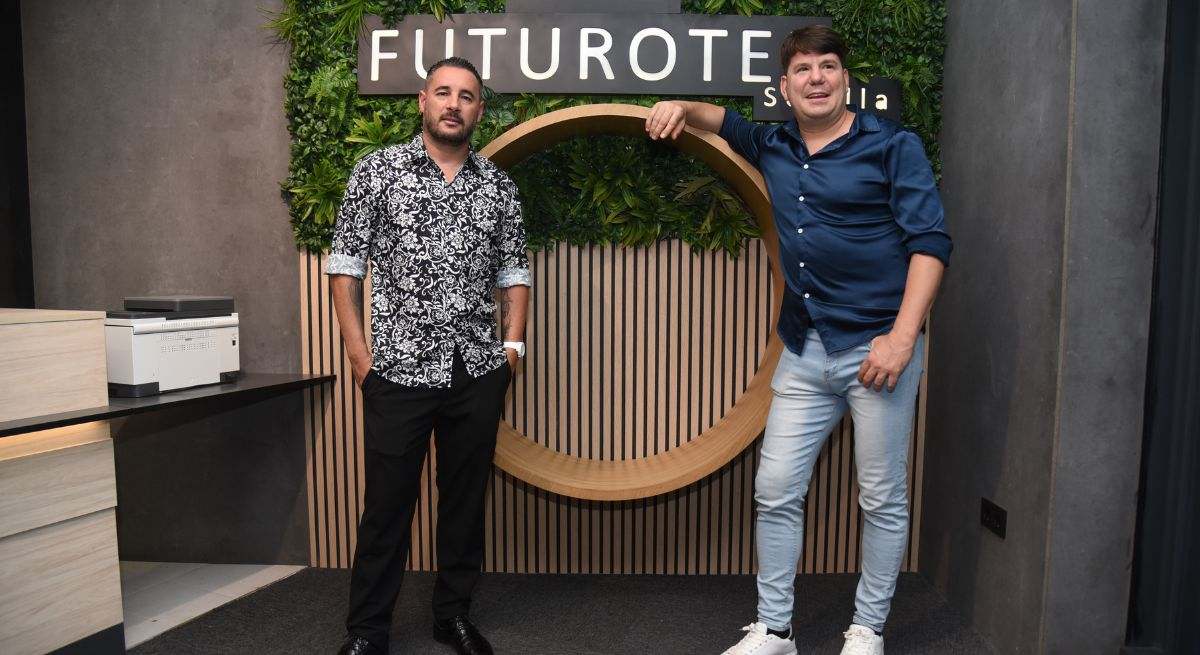 Los cantantes Andy y Lucas durante Futurotel, un evento en Sevilla