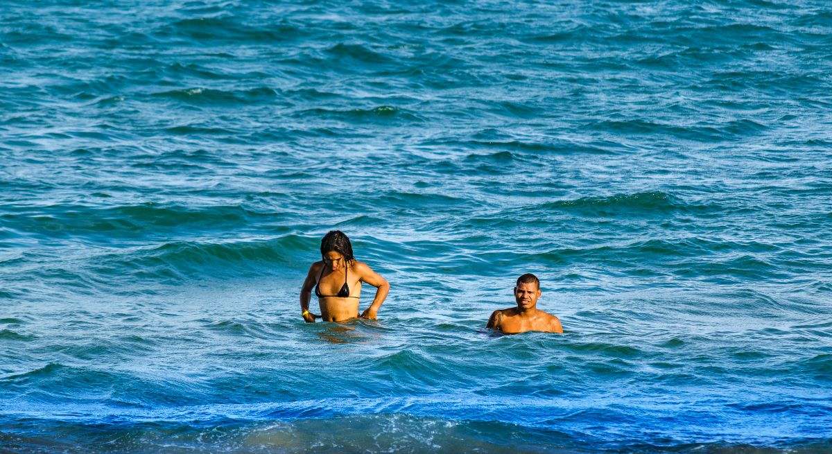 Una pareja se baña en la playa en España