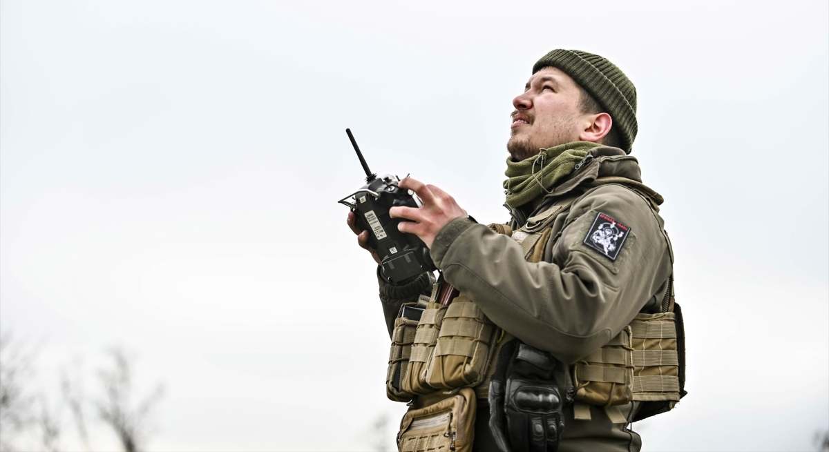 Un soldado ucraniano maneja un dron / EP