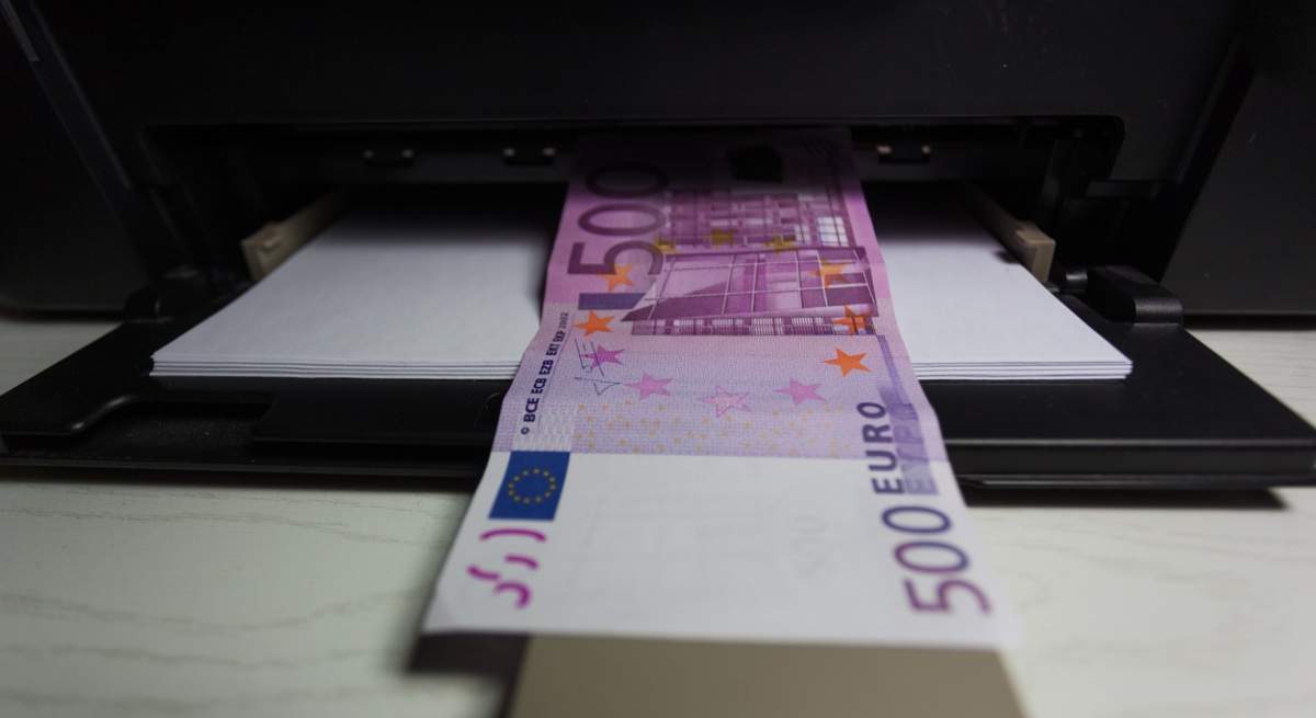 impresora-dinero-falso-iStock-640001816.jpg