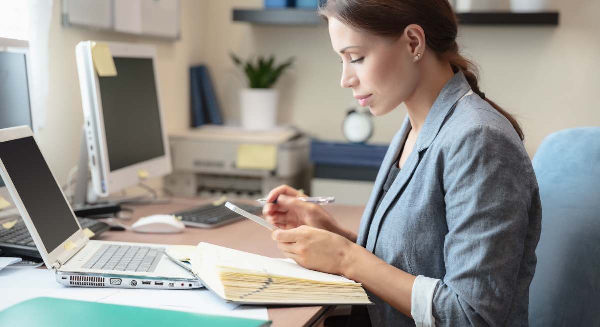 trabajadora-consulta-movil-dreamstime.jpg