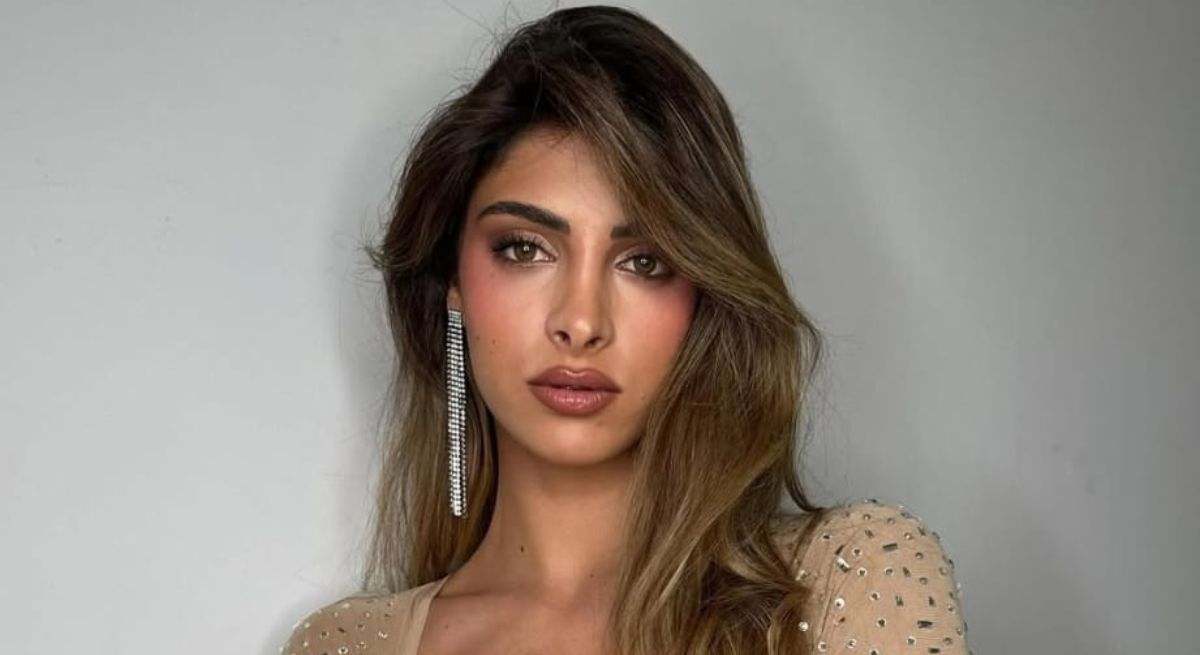 Alba rodríguez en un fondo gris