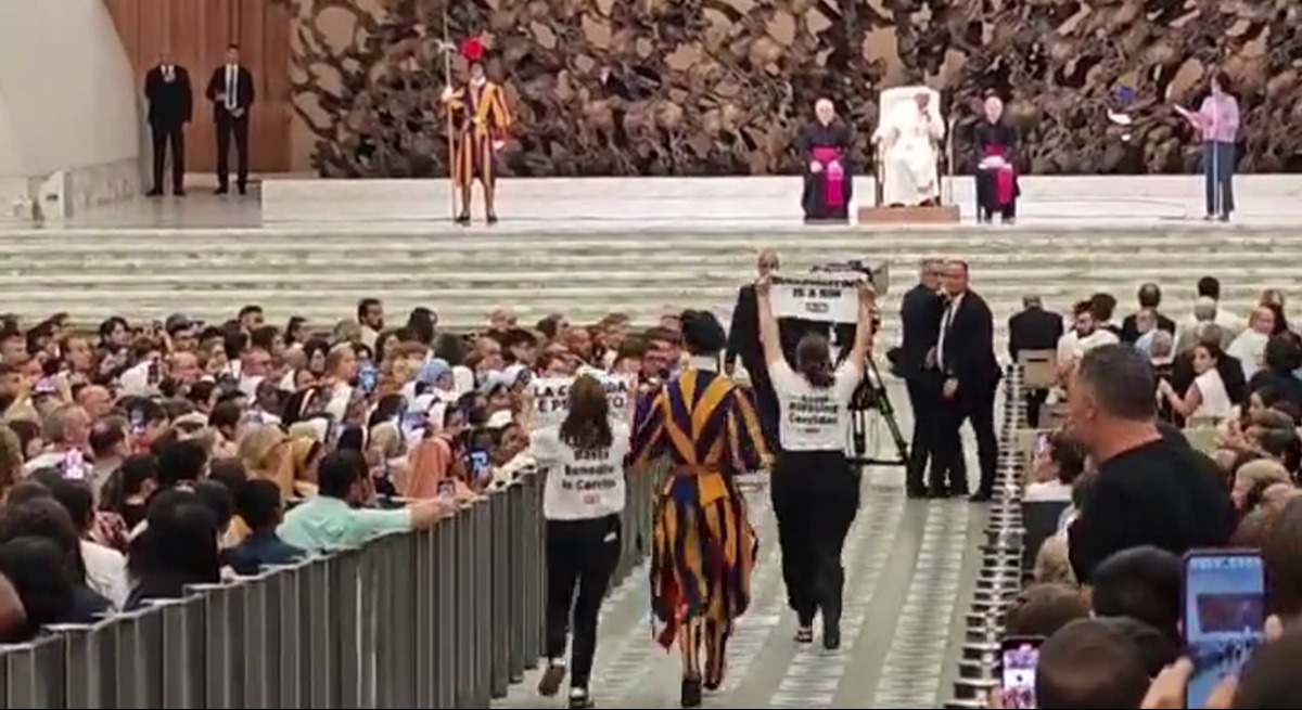 Imagen del momento en el que irrumpen las activistas.