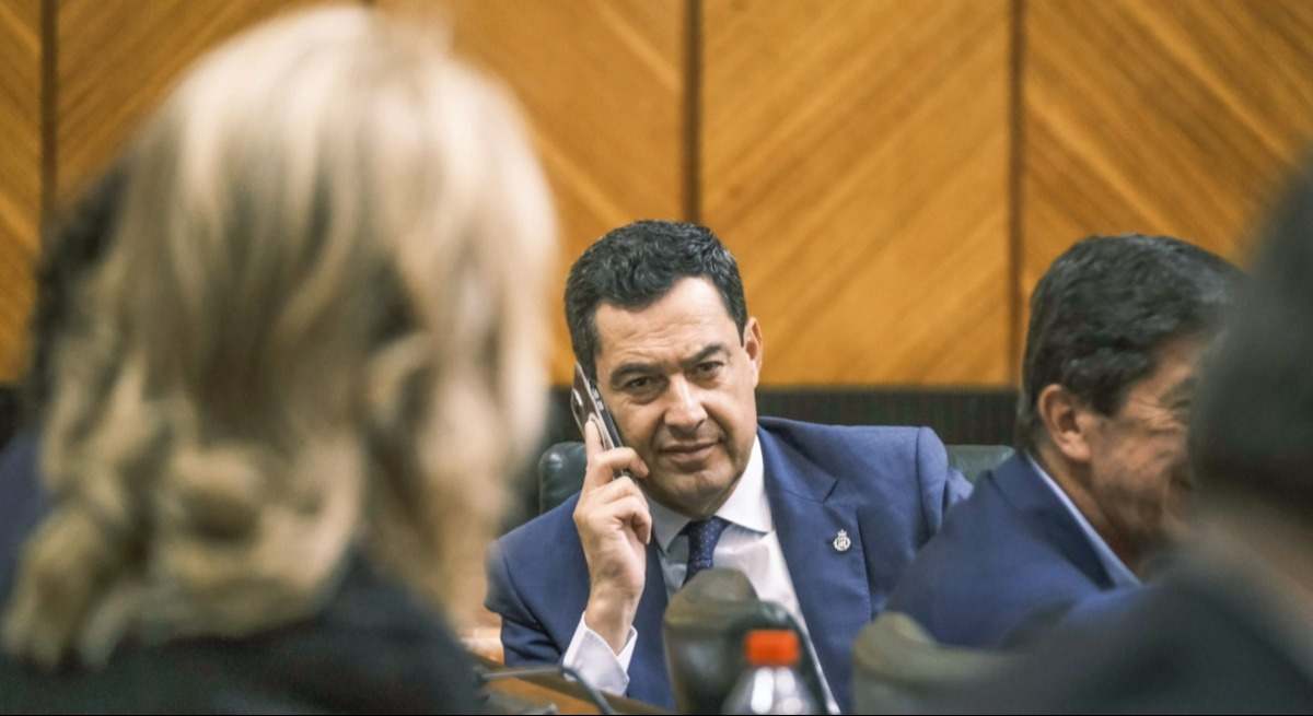 Juanma Moreno usa su teléfono móvil. Fernando Ruso