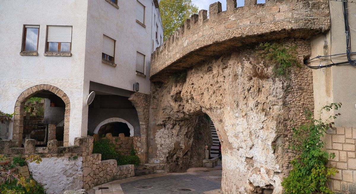 El pueblo árabe-medieval más bonito de toda Castilla-La Mancha está rodeado de piscinas naturales y se pueden visitar