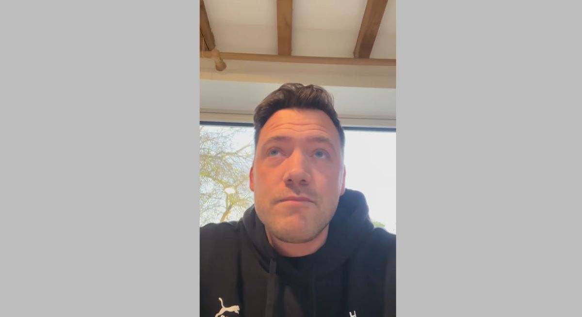Tommy Banks denunciando el robo de su furgoneta