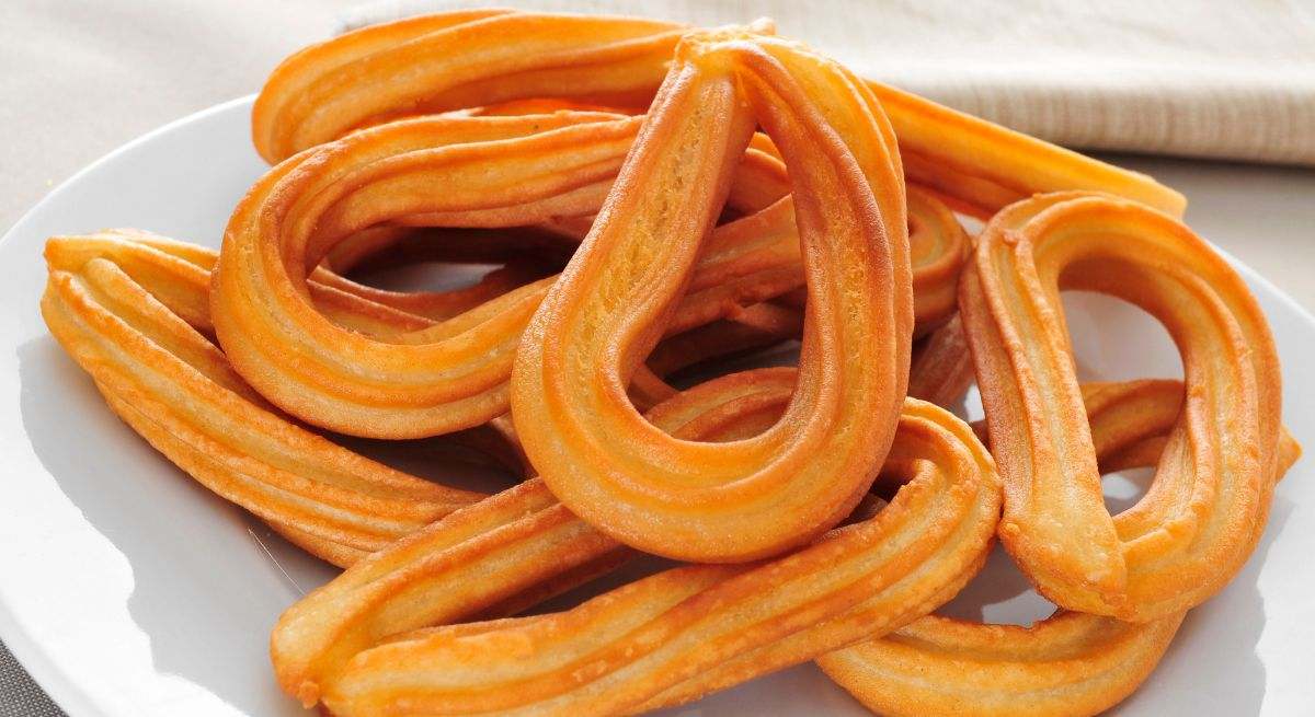 Churros normales en un plato blanco