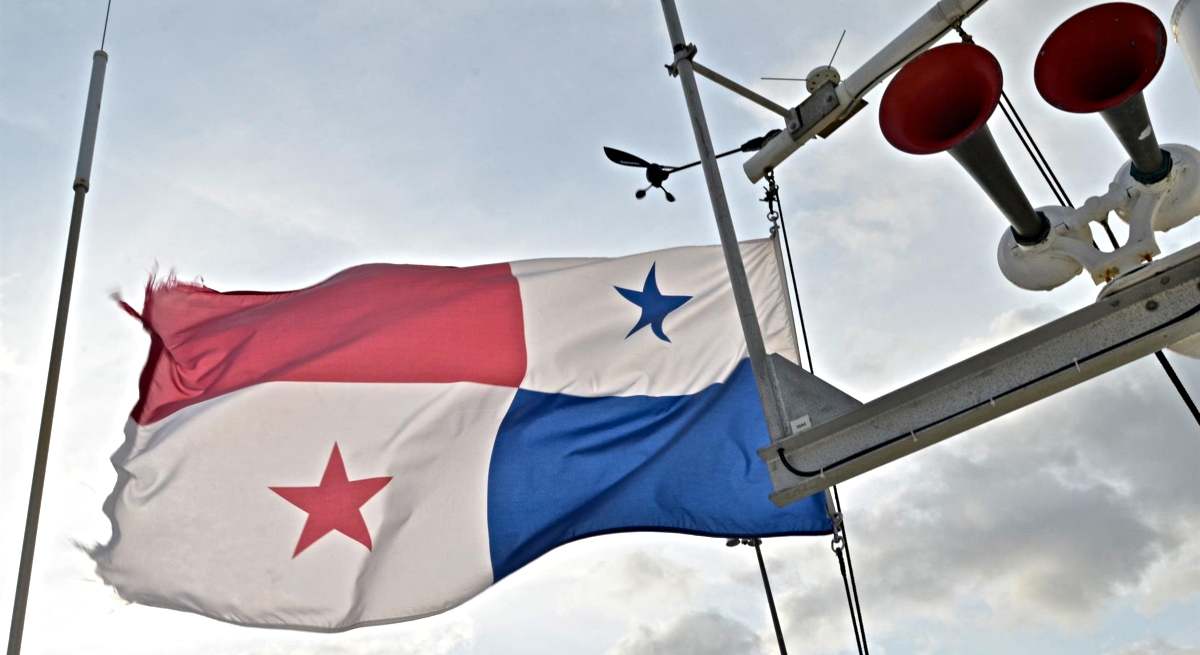 La bandera panameña en un barco / EP