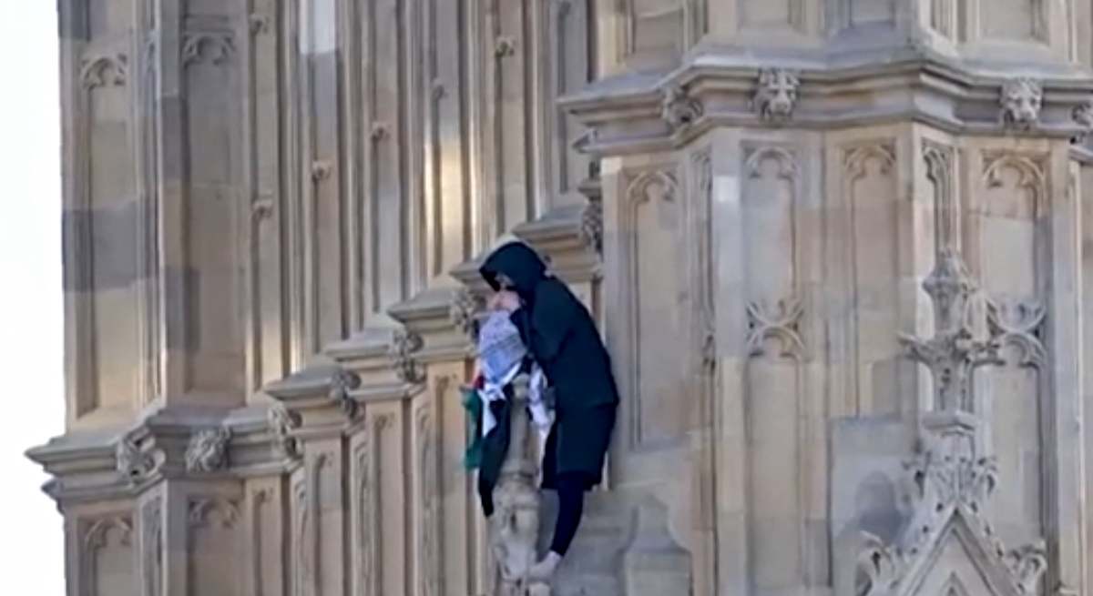 El hombre ahora detenido encaramado en el Big Ben