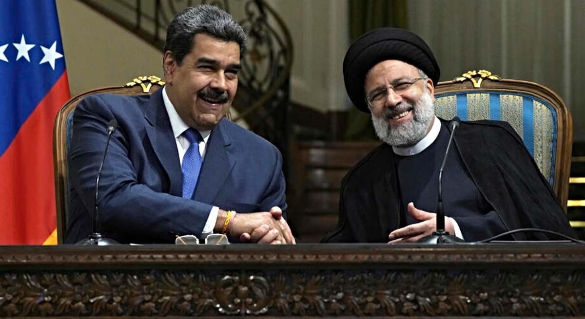 Nicolás Maduro con Ebrahim Raisi en Teherán en junio de 2022
