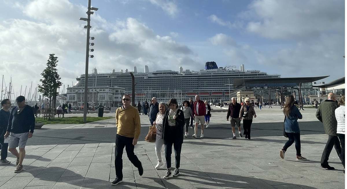 Crucero atracado en el Puerto de A Coruña.