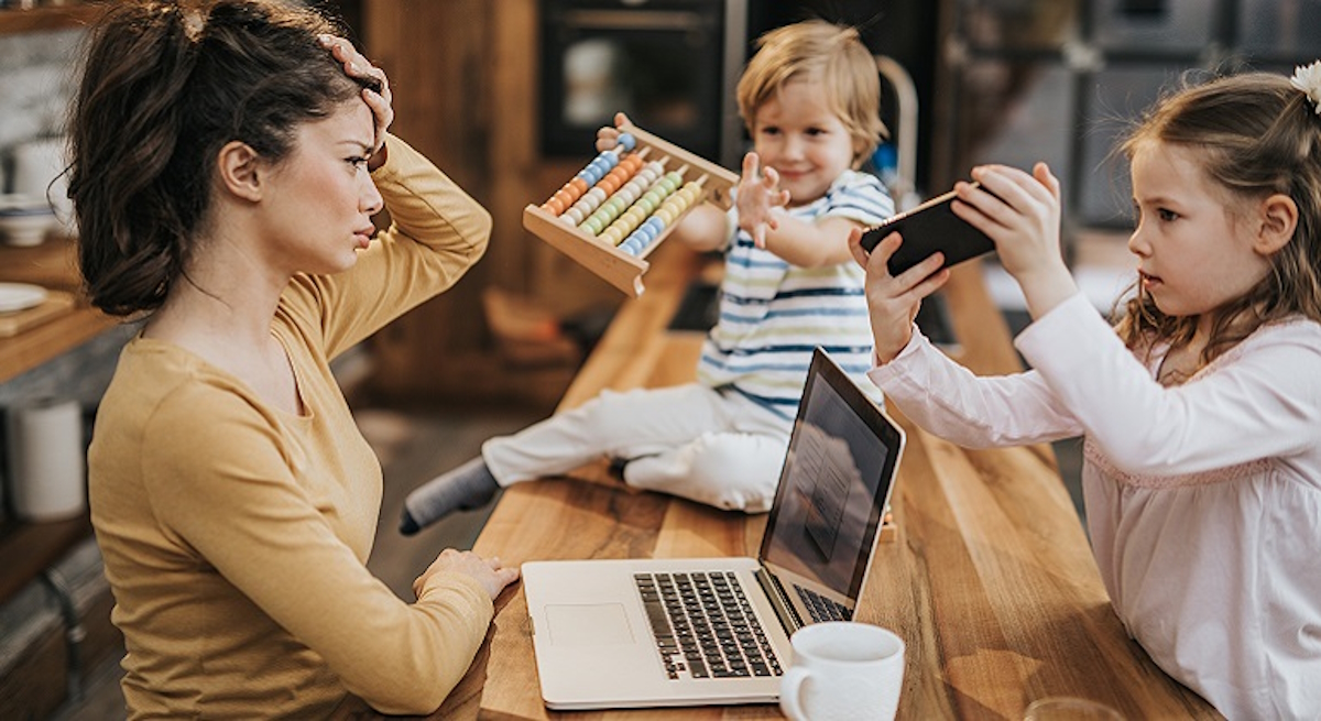 1200-x-655-Teletrabajadora-con-hijos-Istock.jpg