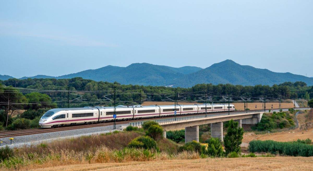 tren-ave-murcia-madrid-renfe-iStock-1397699087.jpg