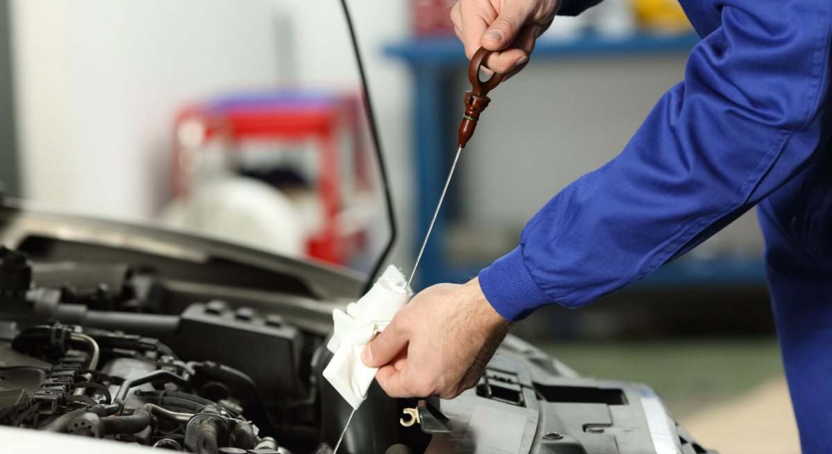 taller-mecanico-cambio-aceite-coche-iStock-903293516.jpg