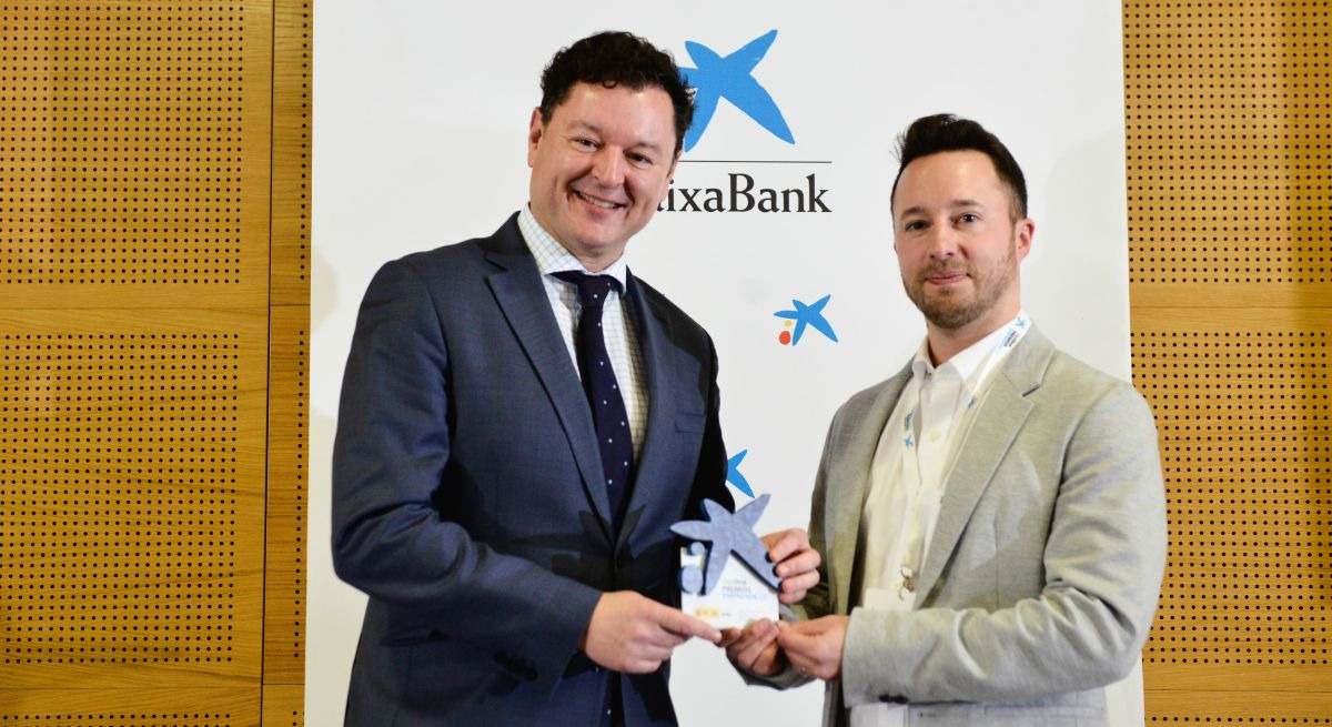 Gerardo Cuartero, director territorial de CaixaBank en CyL; y Carlos Rodríguez, CEO de Invicsa Airtech.