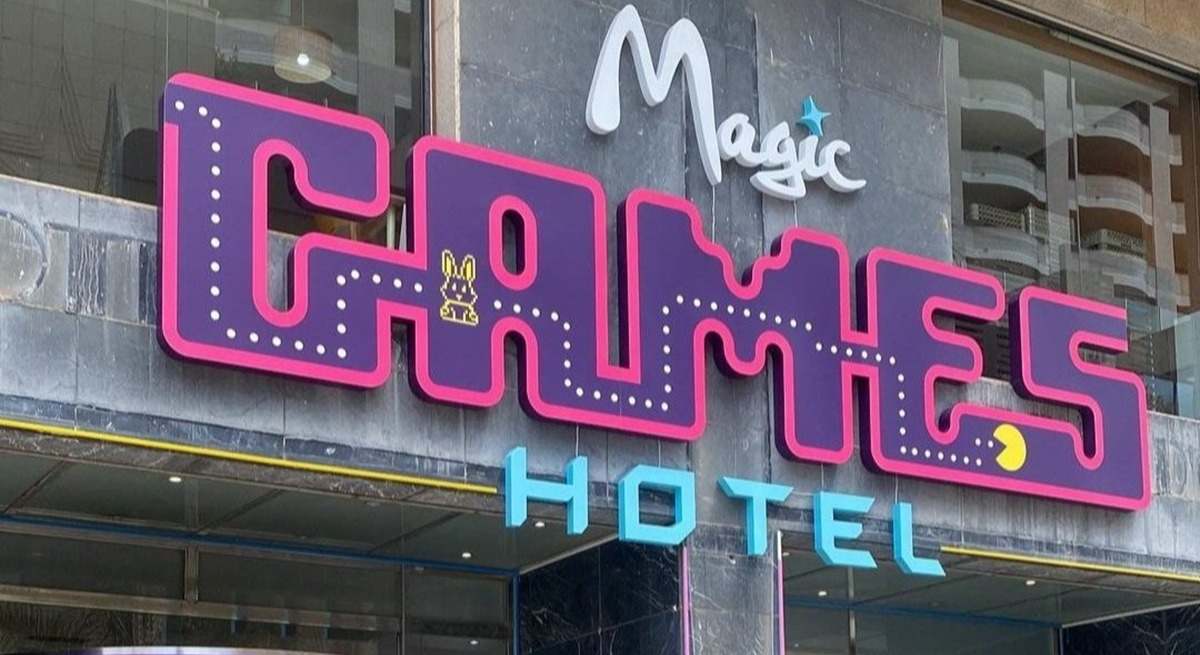 Fachada de uno de los establecimientos hoteleros de Magic World.