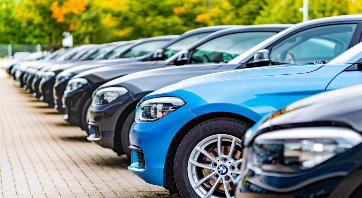 coches-concesionario-iStock-1278555583.jpg