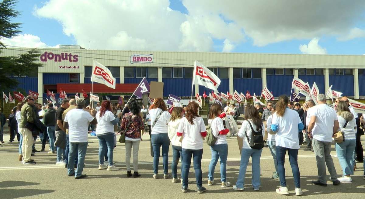 Trabajadores concentrados a las puertas de Bimbo