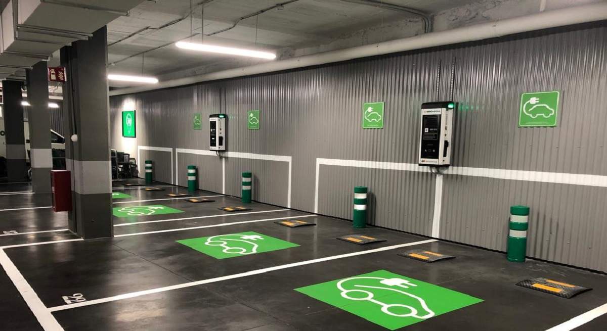 Puntos-de-recarga-para-vehiculos-electricos-en-una-tienda-de-Mercadona.jpg