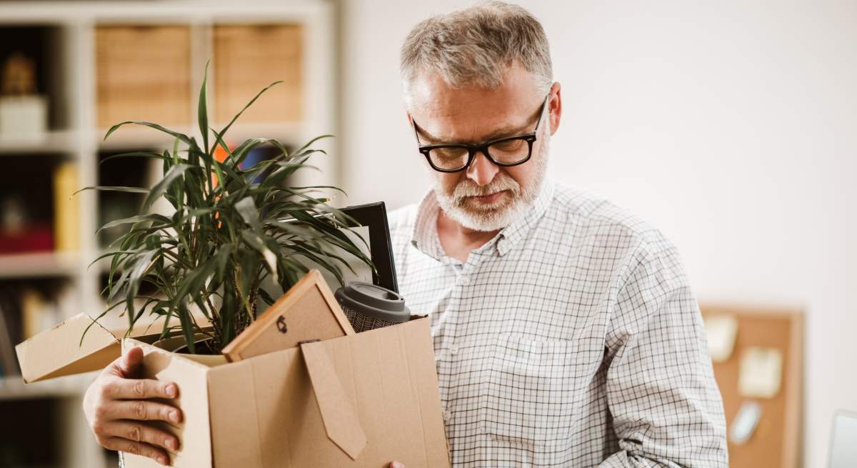trabajador-se-va-de-la-empresa-caja-dreamstime.jpg