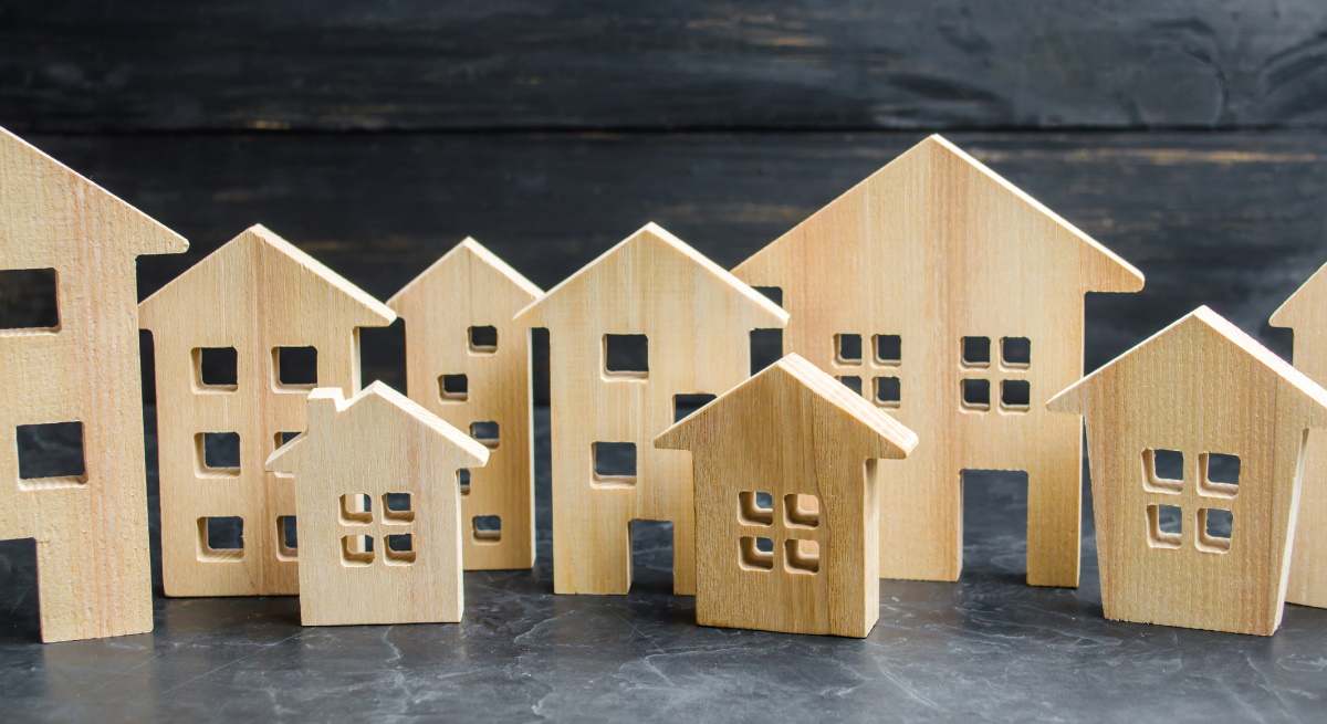 Foto de recurso de figuras de madera con forma de vivienda.