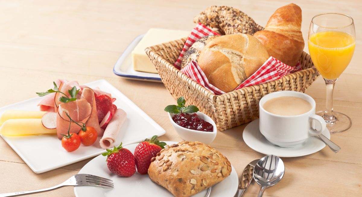 Desayuno saludable y equilibrado con pan