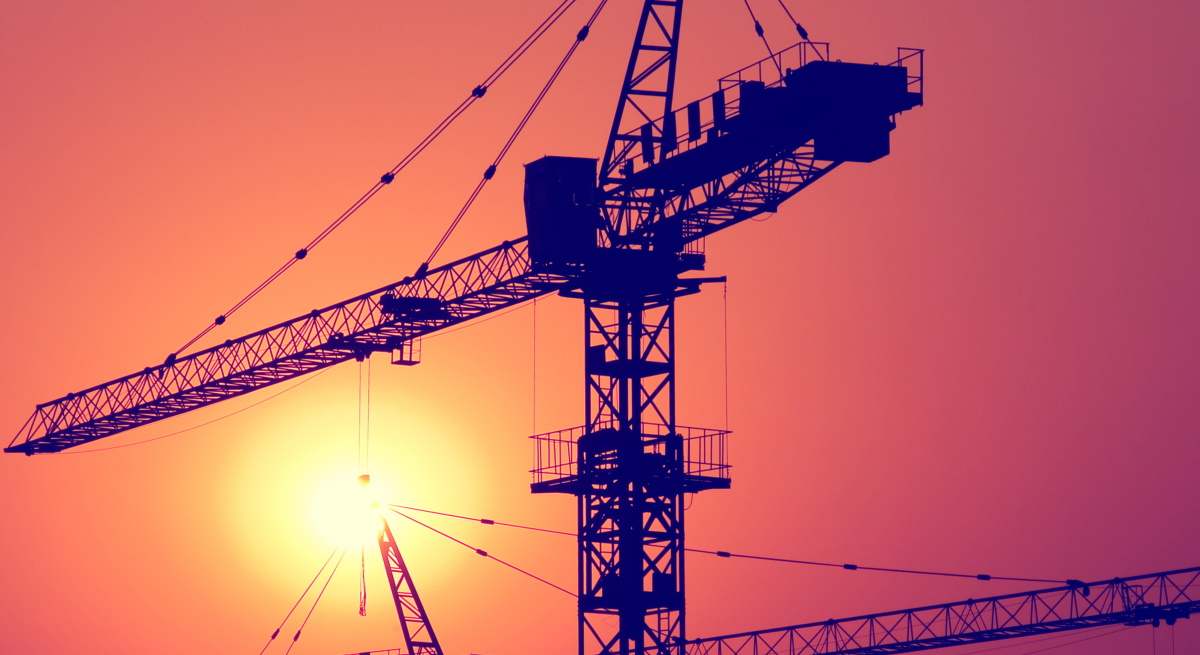 Foto de recurso de una grúa en la construcción de un edificio de viviendas.