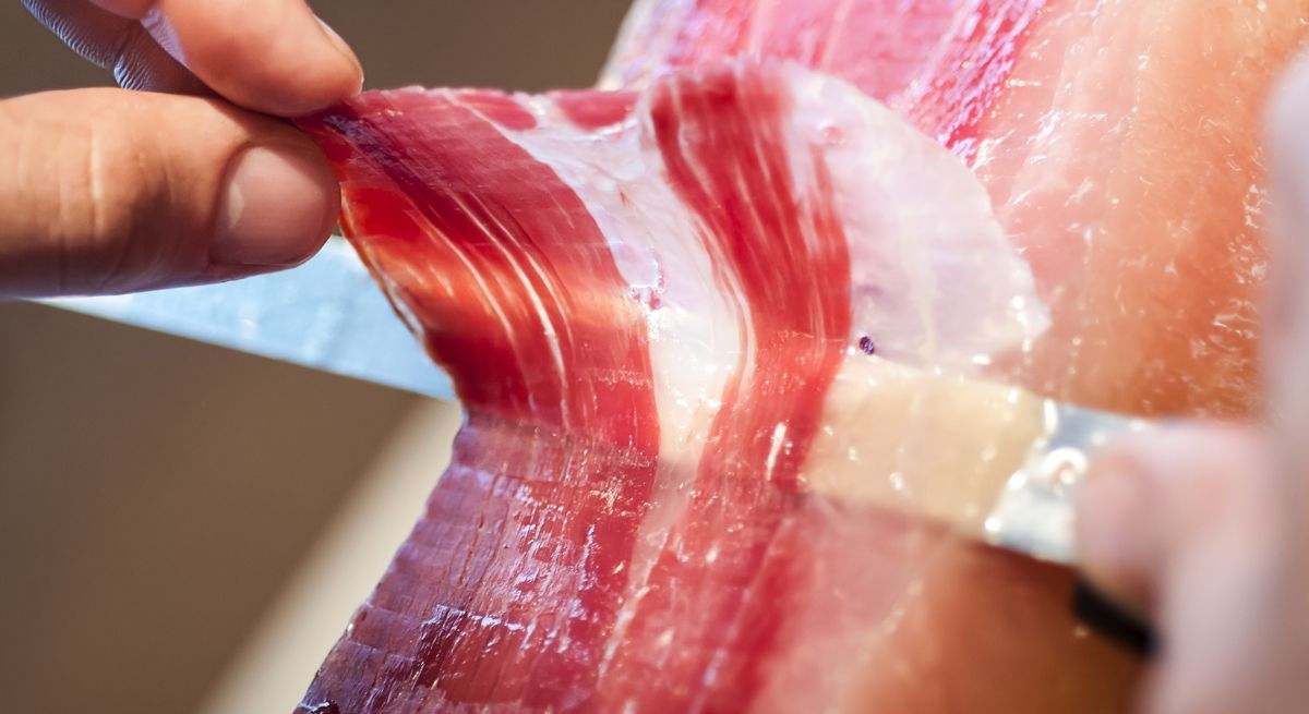 Que no te engañen con la cesta de Navidad: estas son las diferencias entre jamón ibérico, cebo o bellota