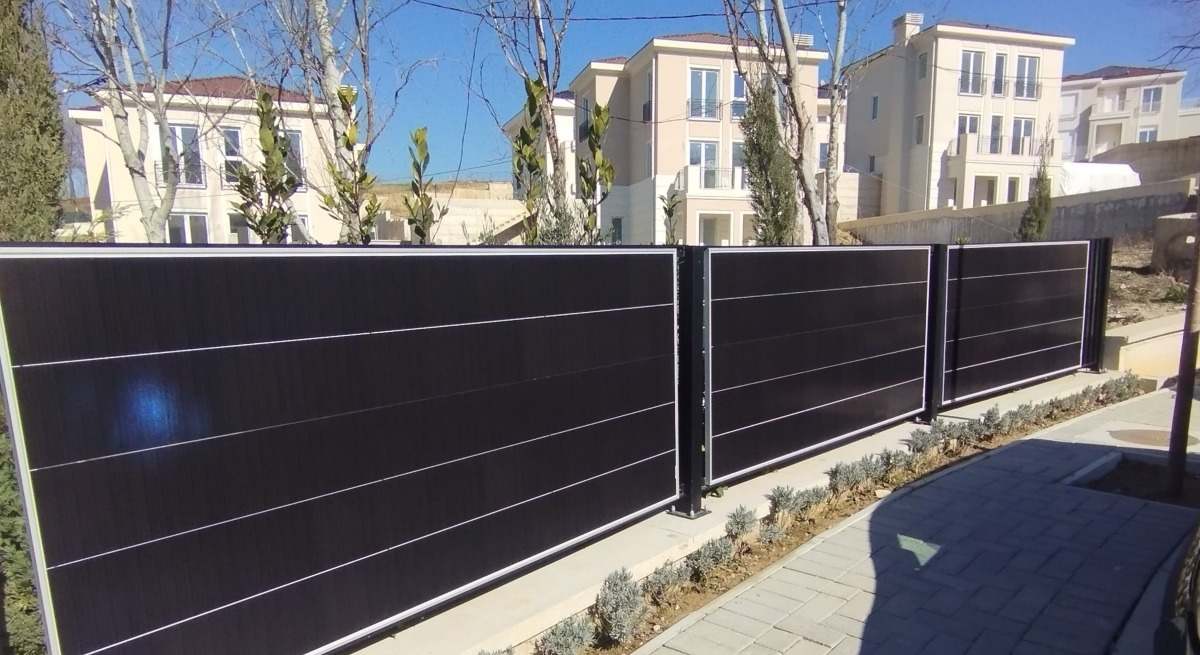 paneles solares verticales actúan como vallas