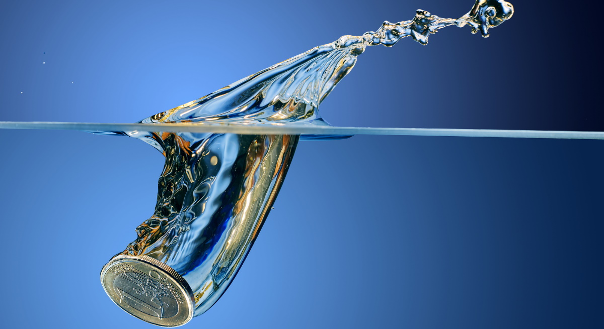 moneda-euro-divisa-eurozona-economia-cayendo-agua-istock-1200x655.jpg