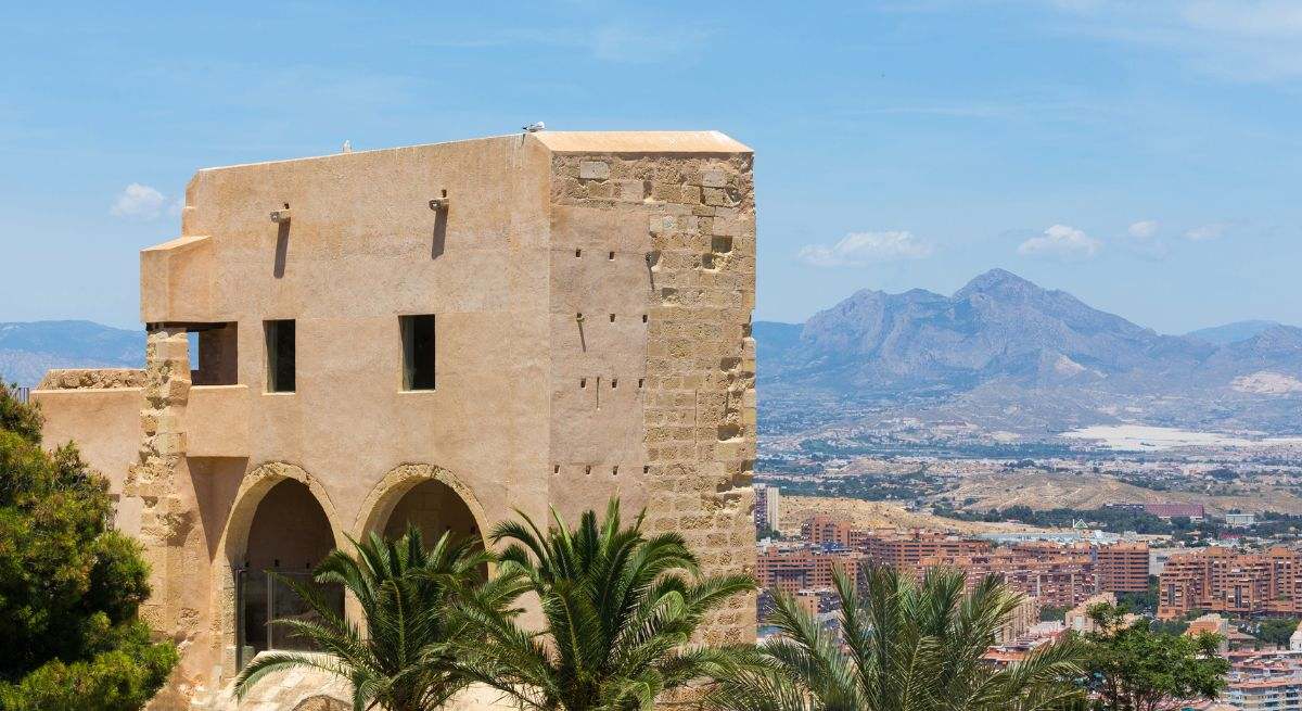 El Castillo de Santa Bárbara se moderniza para recibir aún más visitantes: una de las fortalezas medievales más grandes de España