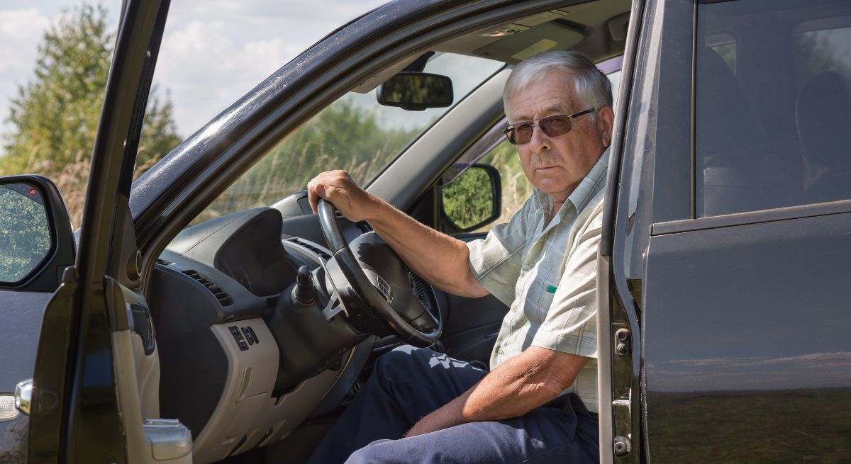 Hombre de avanzada edad en el coche