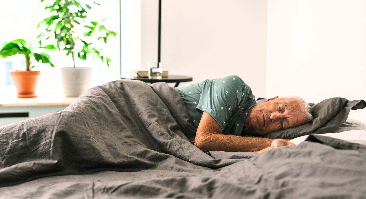 Un hombre duerme en su casa plácidamente