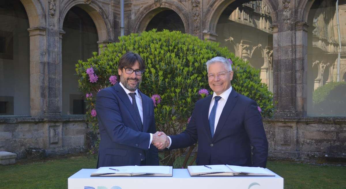 El consejero delegado de RDG, Emilio Bruquetas, y el presidente de Galenergy, José Núñez García, firman un acuerdo entre ambas empresas para el desarrollo de energías limpias y autoconsumo verde.