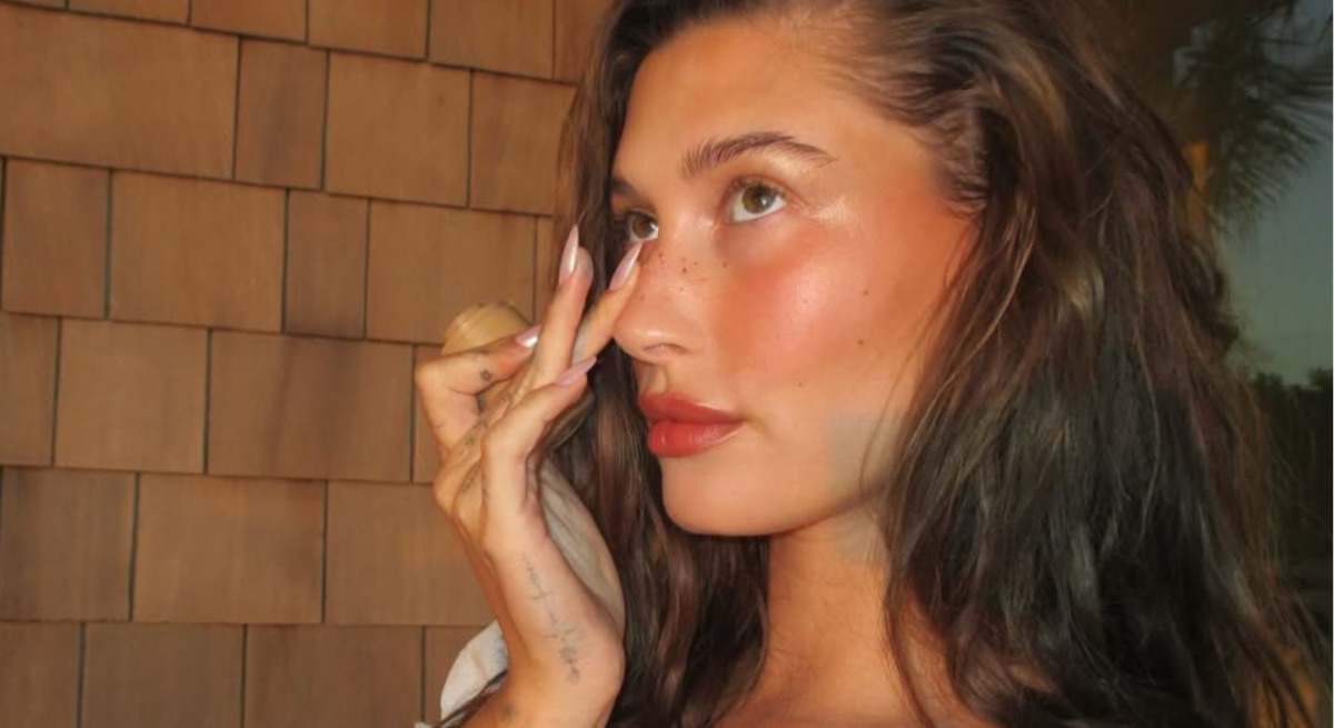 strawberry-makeup_hailey_bieber.jpg