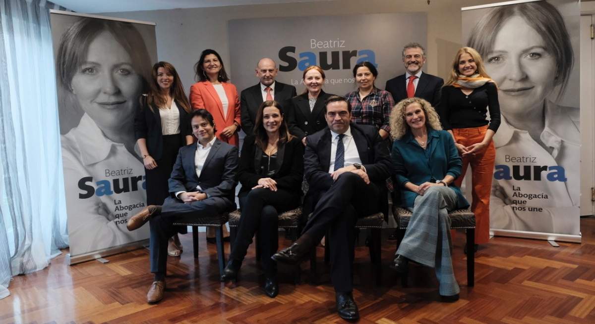 1200-x-655-Beatriz-Saura-y-los-miembros-de-su-candidatura-a-las-elecciones-del-ICAM--EE.jpg