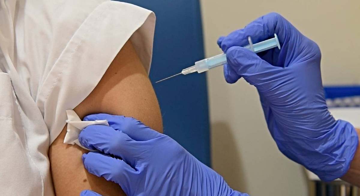 Un sanitario vacuna a una persona